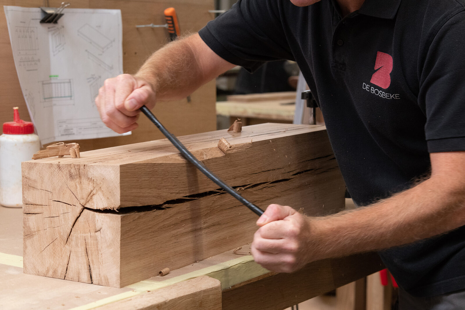 Afwerking van eik in het atelier van De Bosbeke